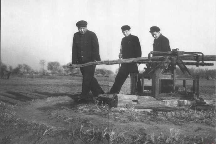 1954年，毛澤東在順義縣農(nóng)村視察。