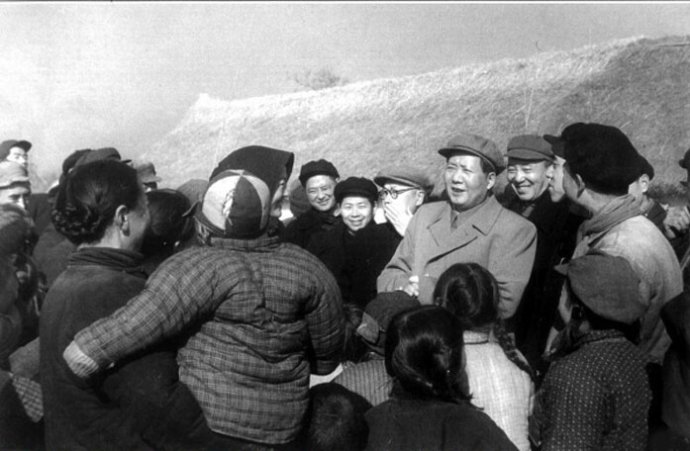 1955年，毛澤東在南京郊區(qū)饒辰鄉(xiāng)十月農(nóng)業(yè)合作社和群眾交談。