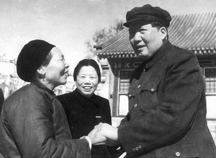 1954年，毛澤東接見抗美援朝英雄黃繼光的母親鄧芳芝。