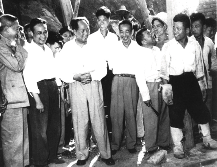 1958年，毛主席在湖北視察武昌第一紗廠(現(xiàn)武漢國棉六廠)。