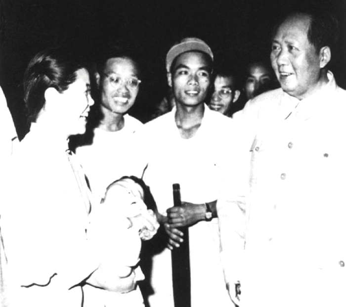1957年，毛主席在湖北武漢長江大橋上與群眾交談。