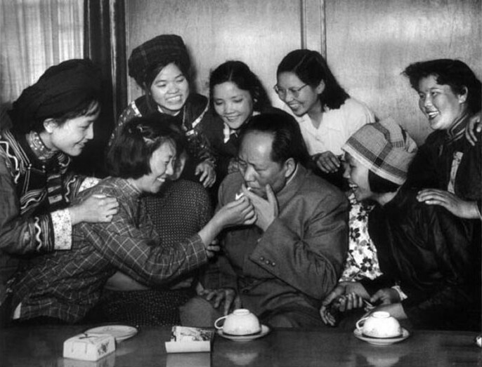 1957年，毛澤東和中國新民主主義青年團(tuán)第三次全國代表大會的“三大”代表在一起。攝影：洪克