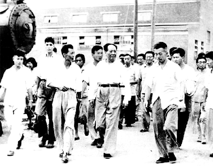 1958年，毛主席在湖北視察武漢重型機(jī)床廠。