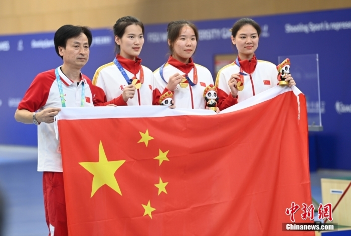8月1日，第31屆世界大學(xué)生夏季運(yùn)動(dòng)會(huì)女子25米手槍團(tuán)體決賽在四川成都舉行，中國隊(duì)獲得冠軍。圖為中國隊(duì)選手熊亞瑄(左二)、林雅茜(右二)、王珂怡(右一)等站在領(lǐng)獎(jiǎng)臺(tái)上合影。<a target='_blank' href='/'><p  align=