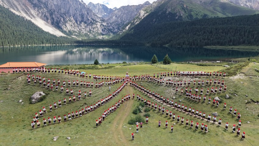 “最大規(guī)模弦胡演奏”世界紀(jì)錄挑戰(zhàn)現(xiàn)場。巴塘縣委宣傳部供圖