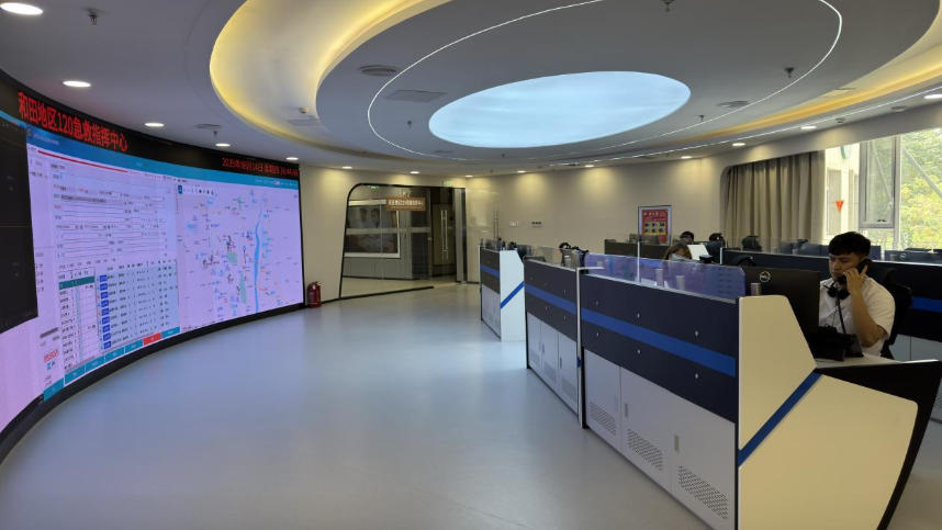 和田地區(qū)120急救指揮中心。人民網(wǎng)記者 焦磊攝